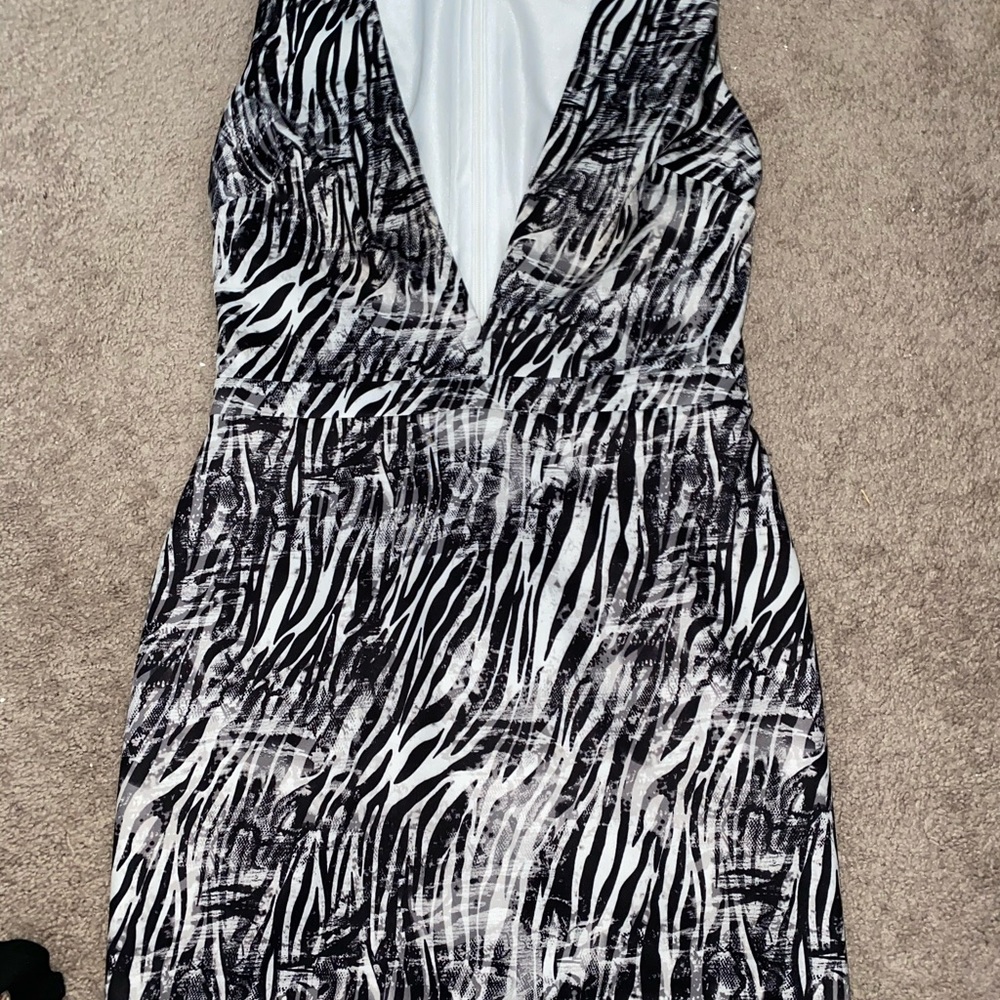 Dresses - Picture 4 of 16